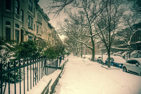 Scena Iarnă Mașini Acoperite Zăpadă Parcate Lungul Străzilor Din Brooklyn — Fotografie, imagine de stoc