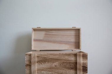 Beyaz arkaplanda izole edilmiş küçük ögeler için ham ahşap açık göğüs.