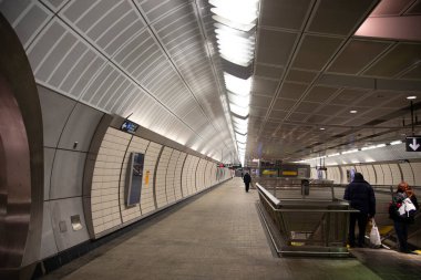 New York - 18 Şubat 2021 Hudson Yards, Manhattan 'daki New York metro tüneli. Modern metro istasyonu
