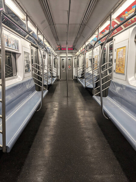 Нью-Йорк, Нью-Йорк - 12 марта 2021 года: Пустой поезд метро Нью-Йорка. Никаких людей в фургоне. Метро Нью-Йорка как одна из старейших систем общественного транспорта