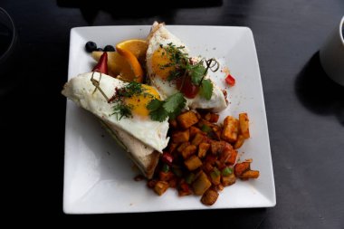Croque madame. Peynirli ekmek ve güneşli yumurta. Meyve ve patates kızartması.