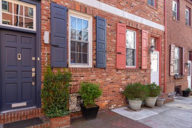 Pensilvanya 'da pencereleri, verandaları ve saksıları olan kumtaşı apartmanlar.