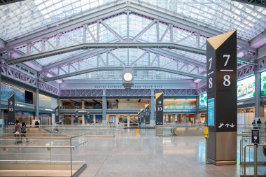New York City - 8 Nisan 2021: Midtown Manhattan, New York 'taki Pennsylvania Tren İstasyonu' ndaki Moynihan Tren Salonu