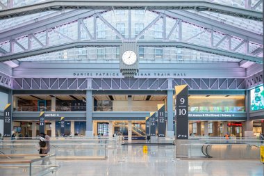 New York City - 8 Nisan 2021: Midtown Manhattan, New York 'taki Pennsylvania Tren İstasyonu' ndaki Moynihan Tren Salonu