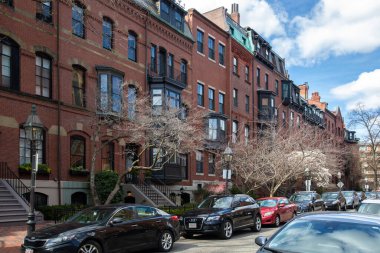 Boston, MA - 8 Nisan 2021: Boston 'da ön bahçeli, ağaçlı ve Pennsylvania' da kahverengi tuğlalı evler