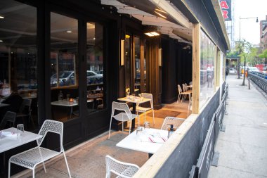 Covid salgını sırasında boş bir açık hava restoranı. Restoranlar, salgın yemek kuralları nedeniyle açık havada yemek servisi yapmaya başladılar..