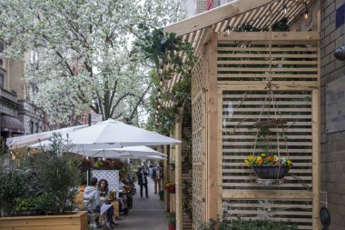 New York City - 18 Nisan 2021: Covid salgını sırasında yoğun bir açık hava restoranı. Restoranlar, salgın yemek kuralları nedeniyle açık havada yemek servisi yapmaya başladılar..