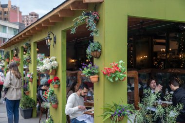 New York City - 18 Nisan 2021: Covid salgını sırasında yoğun bir açık hava restoranı. Restoranlar, salgın yemek kuralları nedeniyle açık havada yemek servisi yapmaya başladılar..