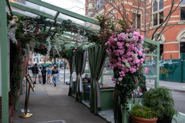 New York City - 18 Nisan 2021: Covid salgını sırasında bir açık hava restoranı. Restoranlar, salgın yemek kuralları nedeniyle açık havada yemek servisi yapmaya başladılar..