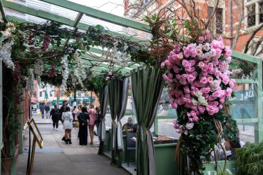 New York City - 18 Nisan 2021: Covid salgını sırasında yoğun bir açık hava restoranı. Restoranlar, salgın yemek kuralları nedeniyle açık havada yemek servisi yapmaya başladılar..