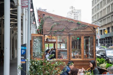 New York City - 18 Nisan 2021: Covid salgını sırasında yoğun bir açık hava restoranı. Restoranlar, salgın yemek kuralları nedeniyle açık havada yemek servisi yapmaya başladılar..