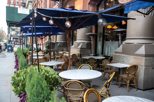 New York City - 18 Nisan 2021: Covid salgını sırasında boş bir açık hava restoranı. Restoranlar, salgın yemek kuralları nedeniyle açık havada yemek servisi yapmaya başladılar..