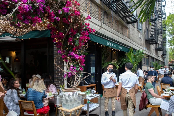 New York City - 18 Nisan 2021: Covid salgını sırasında yoğun bir açık hava restoranı. Restoranlar, salgın yemek kuralları nedeniyle açık havada yemek servisi yapmaya başladılar..
