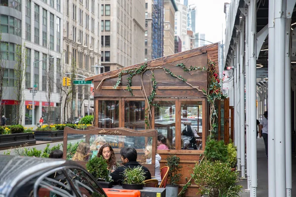 Ciudad Nueva York Abril 2021 Ocupado Restaurante Aire Libre Durante — Foto de Stock