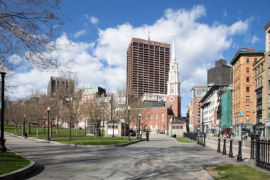 Boston, MA - 8 Nisan 2021: Boston şehir merkezi kilise, çevre ofis ve apartmanlar