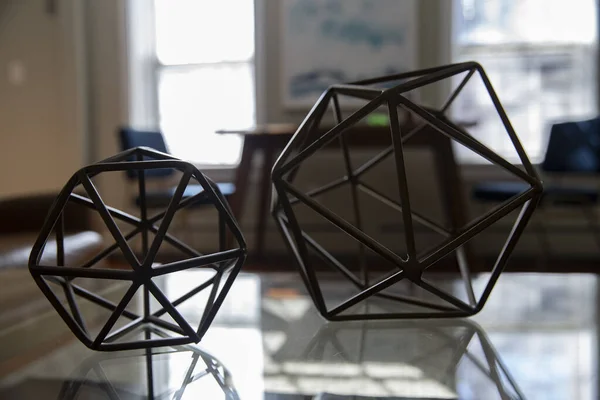 Metal geometrik masa üstü dekorasyonu. Çokyüzlü şekil dekoratif iç öge