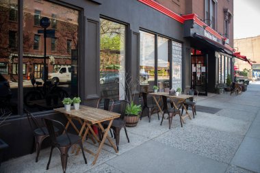 Brooklyn - 23 Nisan 2021: Covid salgını sırasında bir açık hava restoranı. Restoranlar, salgın yemek kuralları nedeniyle açık havada yemek servisi yapmaya başladılar..