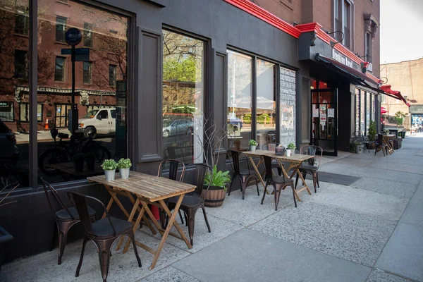 Brooklyn - 23 Nisan 2021: Covid salgını sırasında bir açık hava restoranı. Restoranlar, salgın yemek kuralları nedeniyle açık havada yemek servisi yapmaya başladılar..