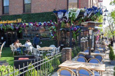 Brooklyn - 23 Nisan 2021: Covid salgını sırasında çiçek süsleme ile dolu bir açık hava restoranı. Restoranlar, salgın yemek kuralları nedeniyle açık havada yemek servisi yapmaya başladılar..
