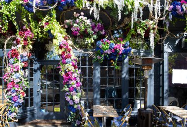 Brooklyn - 23 Nisan 2021: Covid salgını sırasında çiçek süsleme ile dolu bir açık hava restoranı. Restoranlar, salgın yemek kuralları nedeniyle açık havada yemek servisi yapmaya başladılar..