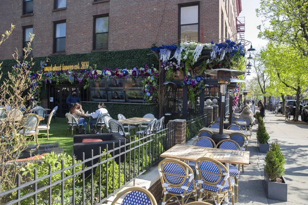 Brooklyn Abril 2021 Restaurante Aire Libre Lleno Decoración Floral Durante — Foto de Stock