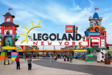 Brooklyn, New York - 24 Nisan 2021: Ziyaretçiler New York 'taki renkli Legoland giriş kapısından geçtiler. Lego yapı taşları