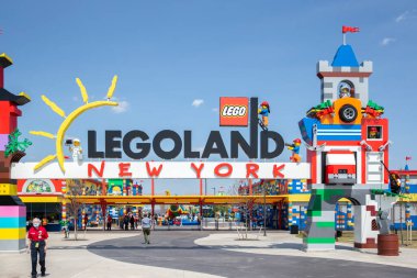 Brooklyn, New York - 24 Nisan 2021: Ziyaretçiler New York 'taki renkli Legoland giriş kapısından geçtiler. Lego yapı taşları