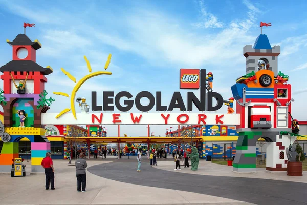 Brooklyn, New York - 24 Nisan 2021: Ziyaretçiler New York 'taki renkli Legoland giriş kapısından geçtiler. Lego yapı taşları