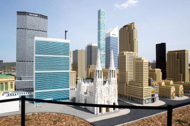 Brooklyn, New York - 24 Nisan 2021: Legoland New York 'taki Miniland eğlence parkındaki renkli LEGO tuğlalarından yapılmış New York şehri manzarası.
