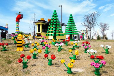 Goshen, NY - 24 Nisan 2021: Legoland New York Tatil Köyü 'ndeki LEGO tuğlalarından yapılmış renkli çiçek ve ağaçlar