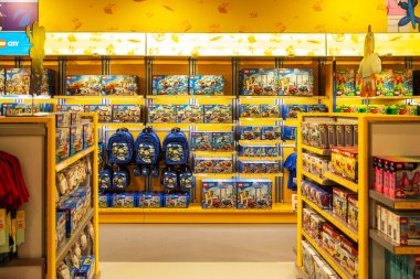 Goshen, New York - 24 Nisan 2021: Lego tuğlalarından yapılmış oyuncaklar mağazanın içinde toplanıyor. Lego ilgili tema