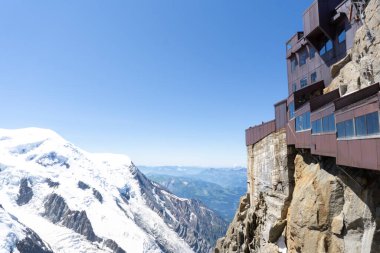 Güneşli bir günde Avrupa Alpleri 'nin panoramik bir görüntüsü. Avrupa 'nın kar ve buzullarla kaplı en yüksek dağı olarak Blanc Dağı
