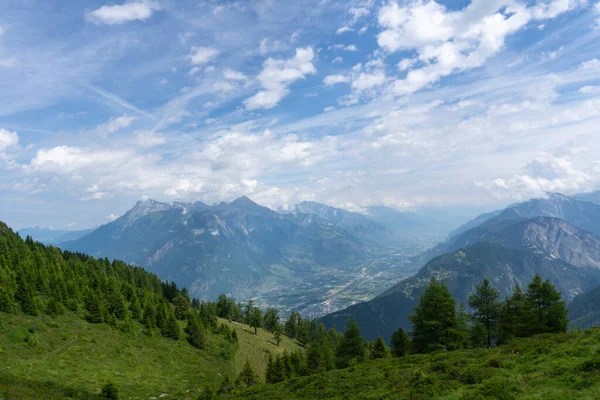 Panoramatický Pohled Relaxační Horské Scenérie Horami Pozadí Louka Tráva Pěkném — Stock fotografie