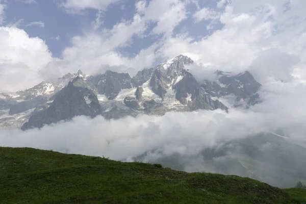 Pohled Krajinu Alp Vrcholy Zakryté Mraky Mlhou Kvůli Bouřlivému Počasí — Stock fotografie