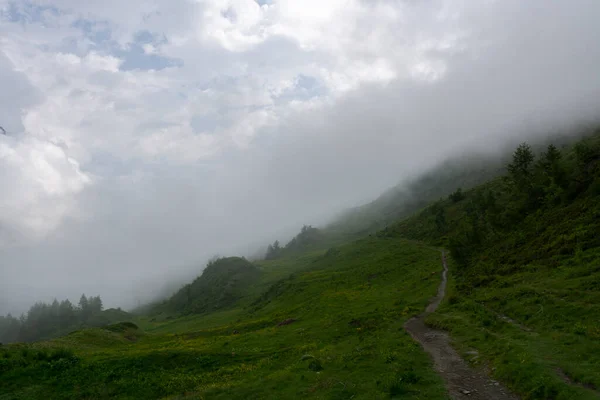 Widok Alpy Szczyty Pokrywają Chmury Mgła Powodu Burzliwej Pogody — Zdjęcie stockowe