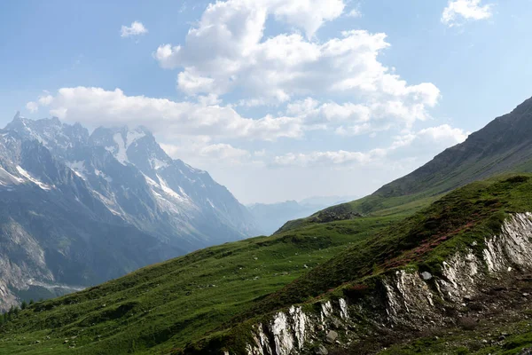 Panoramatický Pohled Relaxační Horské Scenérie Horami Pozadí Louka Tráva Skály — Stock fotografie