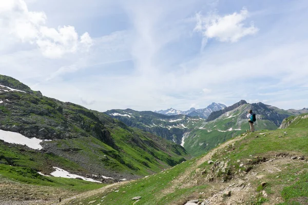 Panoramatický Pohled Relaxační Horské Scenérie Horami Pozadí Louka Tráva Skály — Stock fotografie