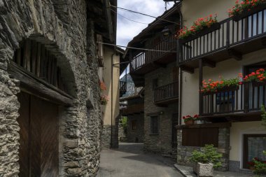 Dar kaldırım taşları olan eski bir köy ve taş ve ahşaptan yapılmış evler.