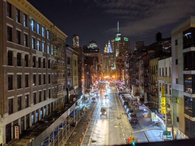 Gece aşağı Manhattan, Çin Mahallesi ve Finans Bölgesi manzarası. New York 'ta ışıkları açık gökdelenler