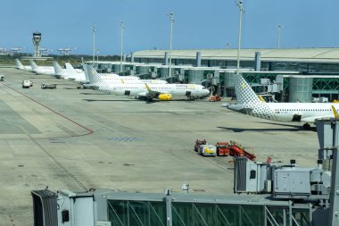 Barselona, İspanya - 27 Temmuz 2024, Vueling havayollarından ucuz, bütçeli uçaklar Barselona, İspanya 'da El Prat havaalanına park etti.