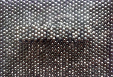 İğne izi ya da Pinpression, bir nesnenin üç boyutlu taklidini yapan bir sanat oyuncağı. Tahta, şekil vermek için girip çıkabilen metal pimlerden oluşuyor.