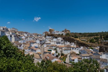 Setenil de las Bodegas, İspanya 'nın Endülüs şehrinde kayalıklara inşa edilen mağara evleri ile tanınan eşsiz bir köy.