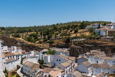 Setenil de las Bodegas, İspanya 'nın Endülüs şehrinde kayalıklara inşa edilen mağara evleri ile tanınan eşsiz bir köy.