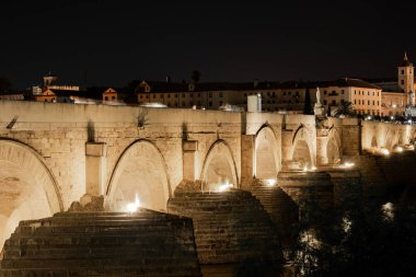 Cordoba 'daki Roma Köprüsü ve Cordoba Camii Katedrali İspanya' nın Cordoba kentinde gece aydınlatıldı.
