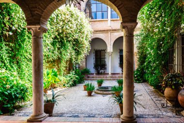 Cordoba Arkeoloji ve Etnoloji Müzesi içinde sakin, tarihi bir avlu.