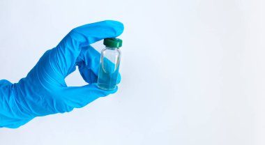 Doktorun elinde ilaç şişesi var, yakın plan. Aşılama ve aşılama