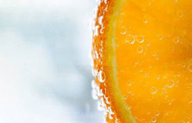 Kabarcıklı suda turuncu, metin için alanı olan yerleşim.