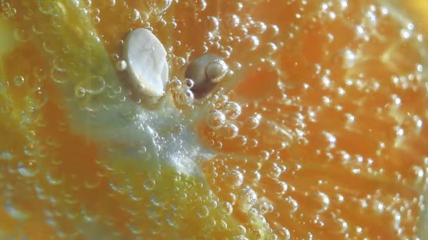 Frische Orange mit Blasen im Wasser — Stockvideo