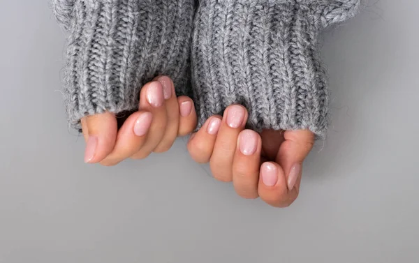 Mãos Mulheres Bonitas Com Manicure Fundo Cinza Makt Com Espaço — Fotografia de Stock