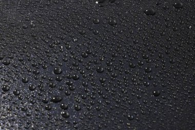 Siyah arkaplanda su damlaları